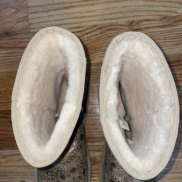 NEW UGG Classic RARE! Sand Metallic Logo Print Boots sz 9 - Picture 9 of 17
